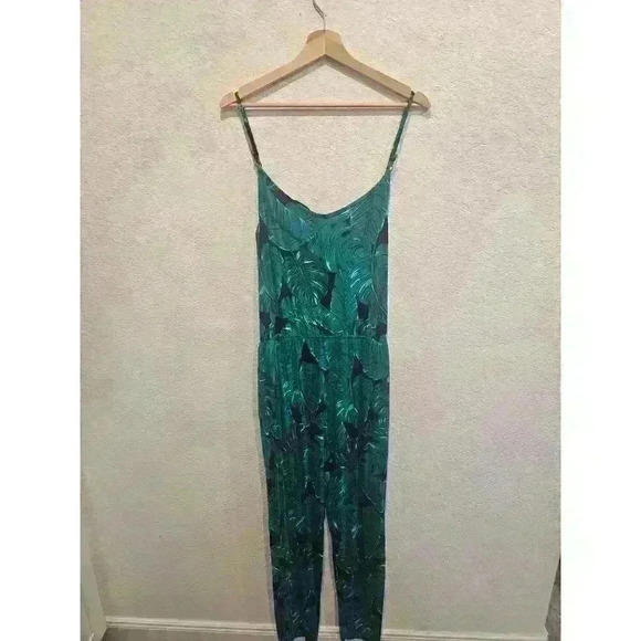 Green floral pant Romper, visouce material. Sz Medium - Picture 1 of 3